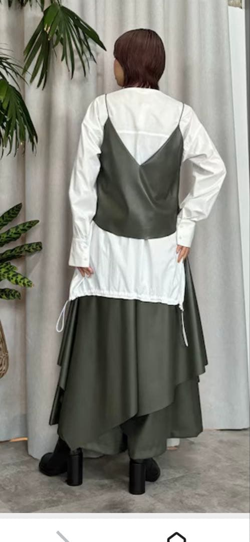 アンスリード　FAKE LEATHER CAMISOLE ￼カーキ