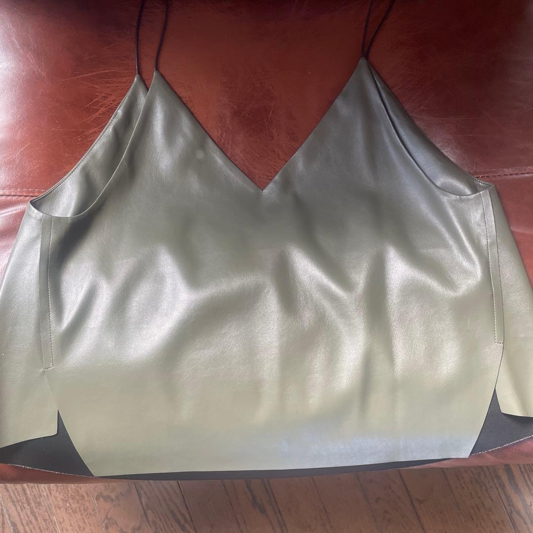 アンスリード　FAKE LEATHER CAMISOLE ￼カーキ