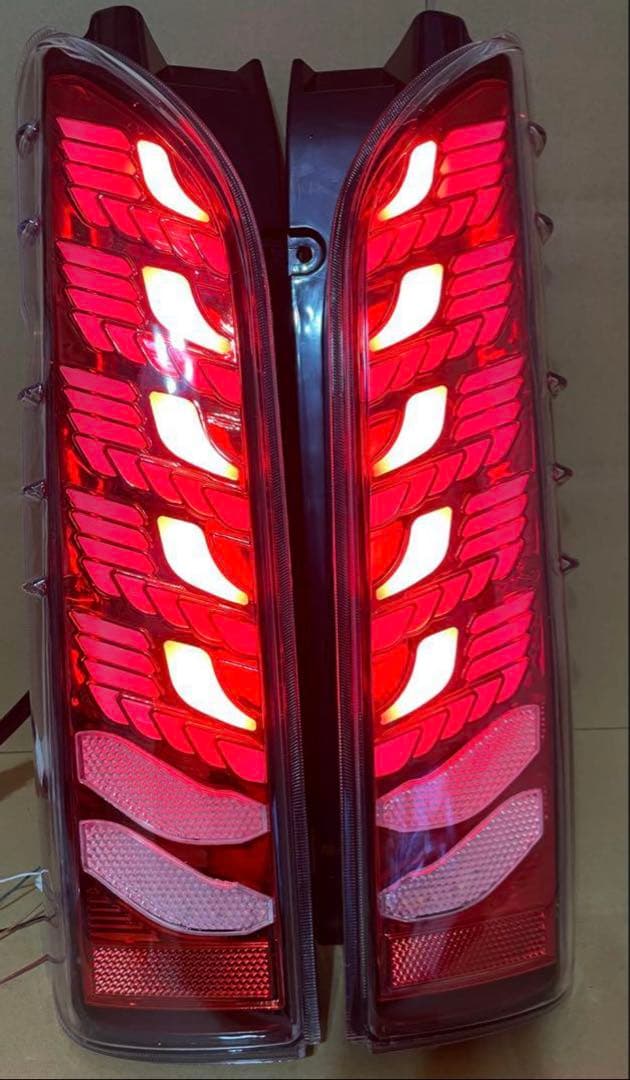 ハイエース　新品　テールランプ　テールライト　ヘッドライト