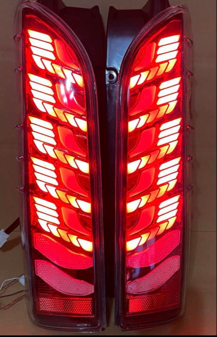 ハイエース　新品　テールランプ　テールライト　ヘッドライト