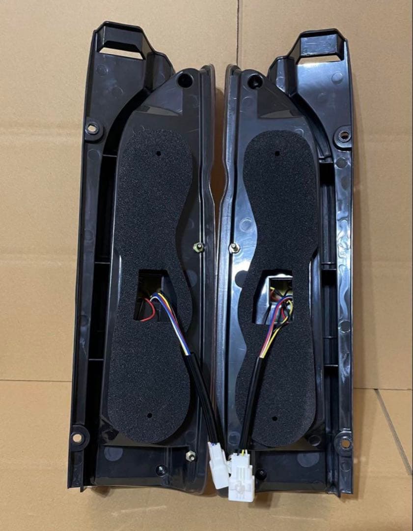 ハイエース　新品　テールランプ　テールライト　ヘッドライト