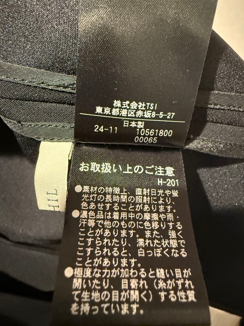LEPHL 黒コンフォートダブルクロススクエアカラージレ