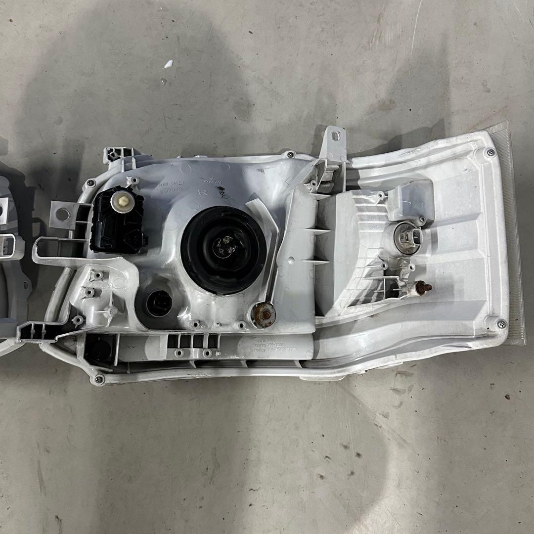 K*F様 TOYOTA純正 HIACE ヘッドライト左右