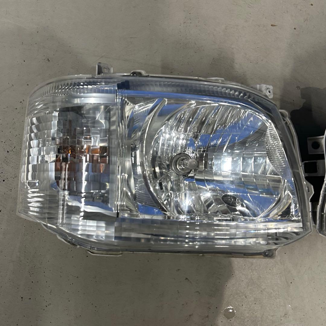 K*F様 TOYOTA純正 HIACE ヘッドライト左右