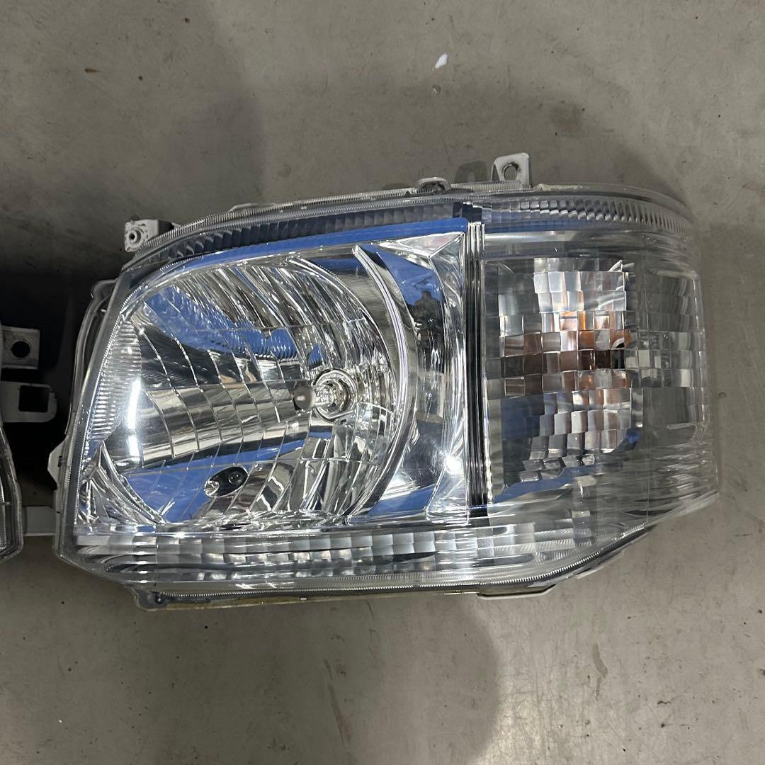 K*F様 TOYOTA純正 HIACE ヘッドライト左右
