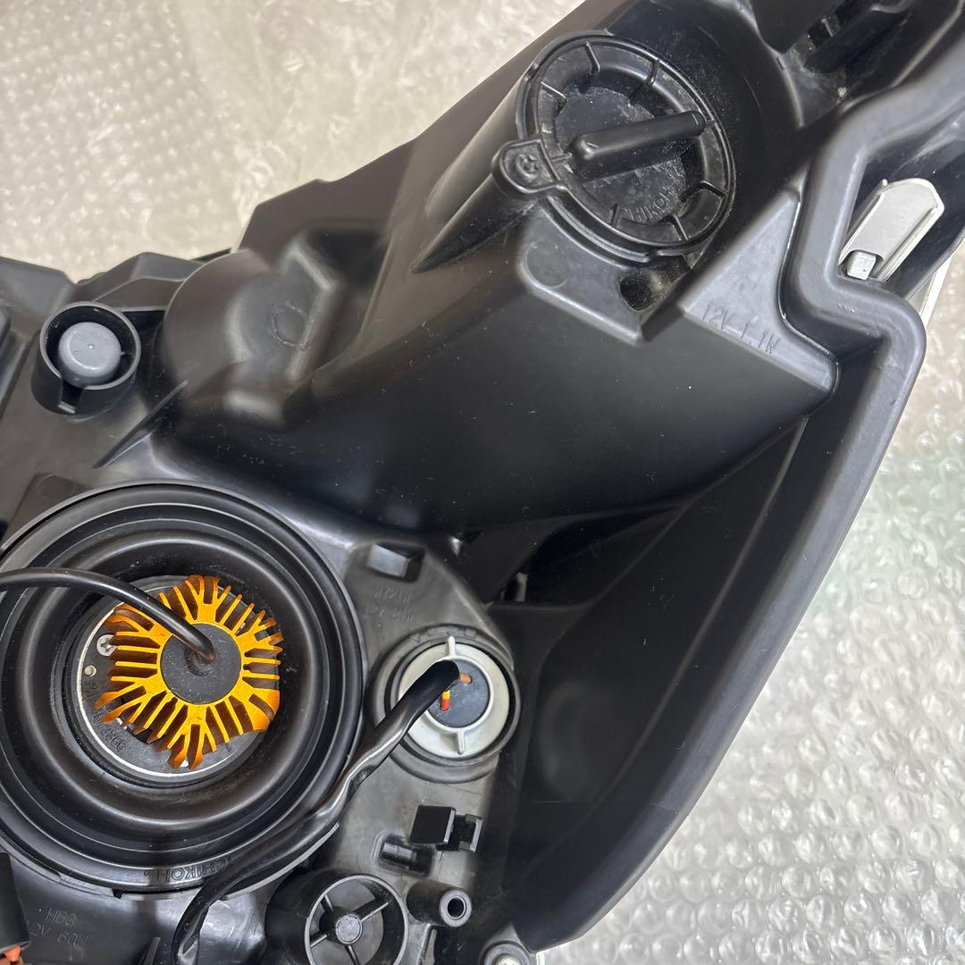 80 前期 ヴォクシー 右 LED ヘッドライト