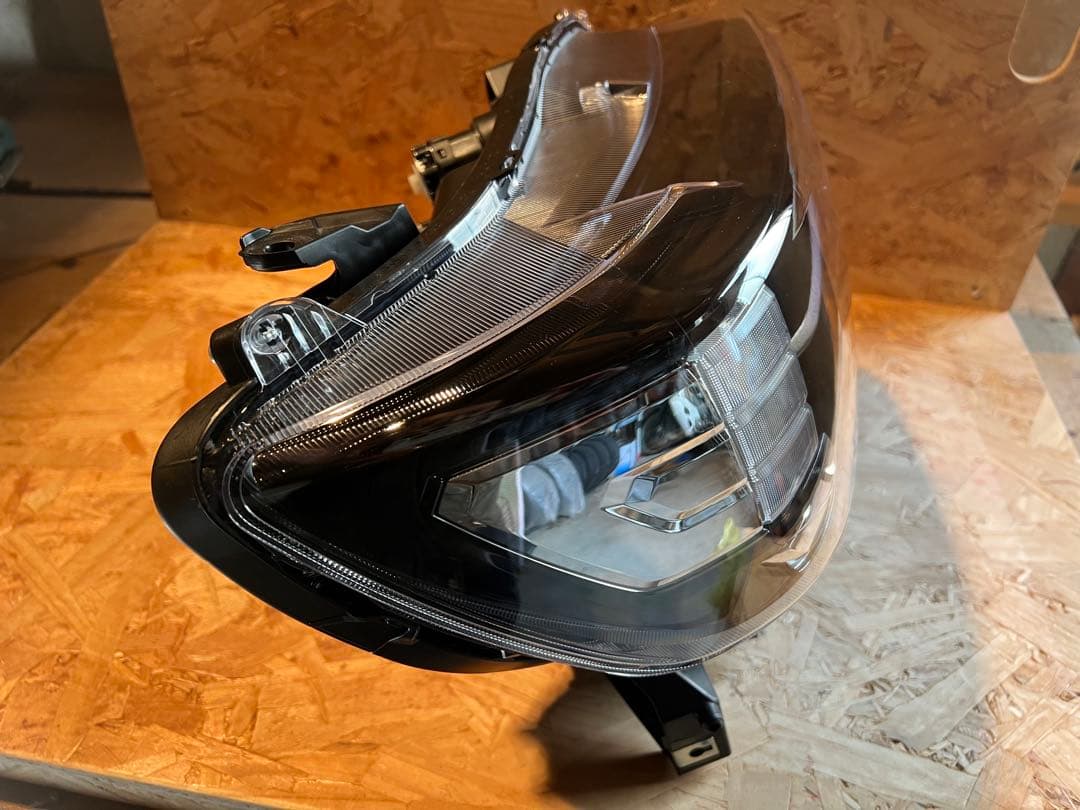 LA660S タントファンクロス 右ヘッドライト(LED)