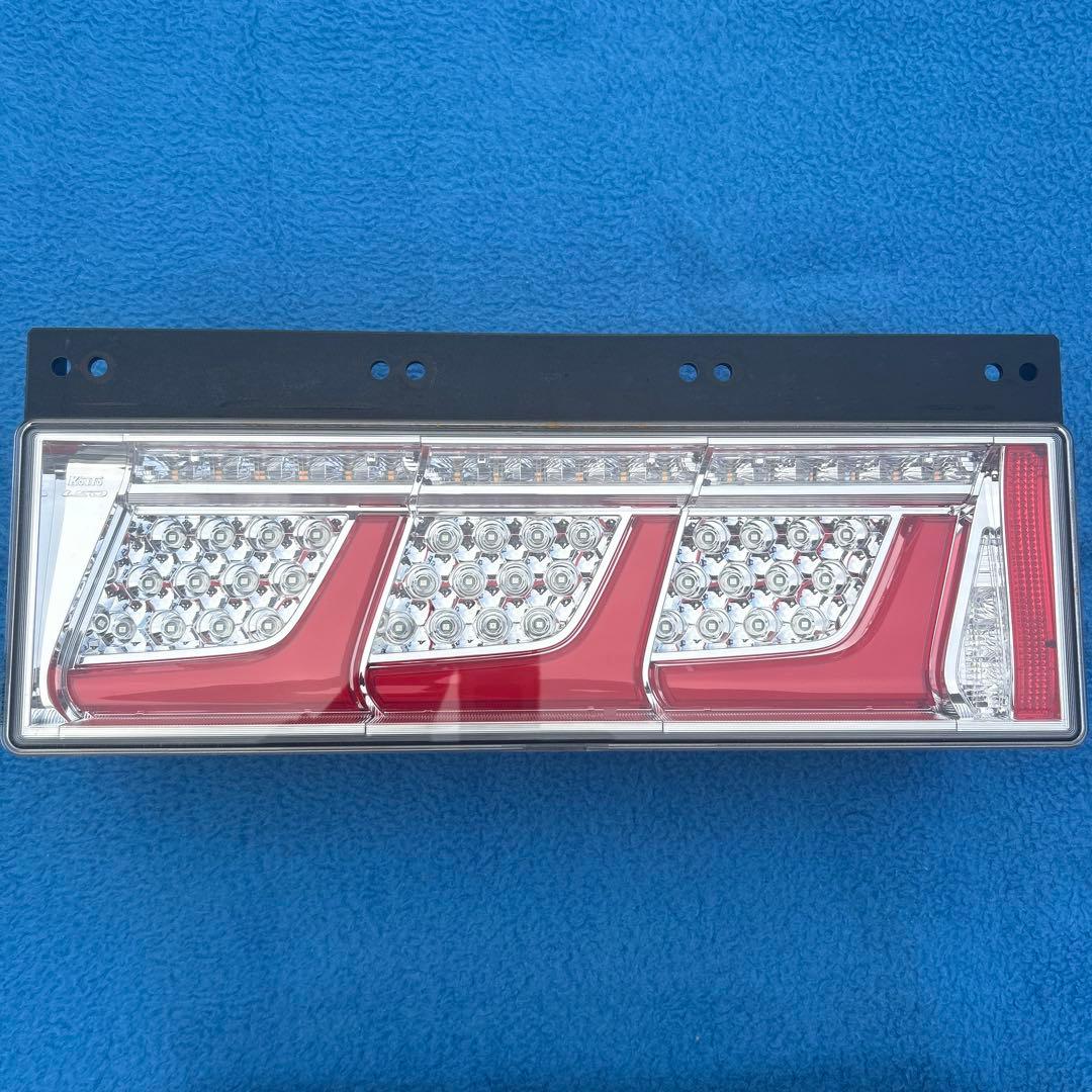 小糸LEDテールライト 左右セット いすゞ新車外し　ノーマルターン　25W