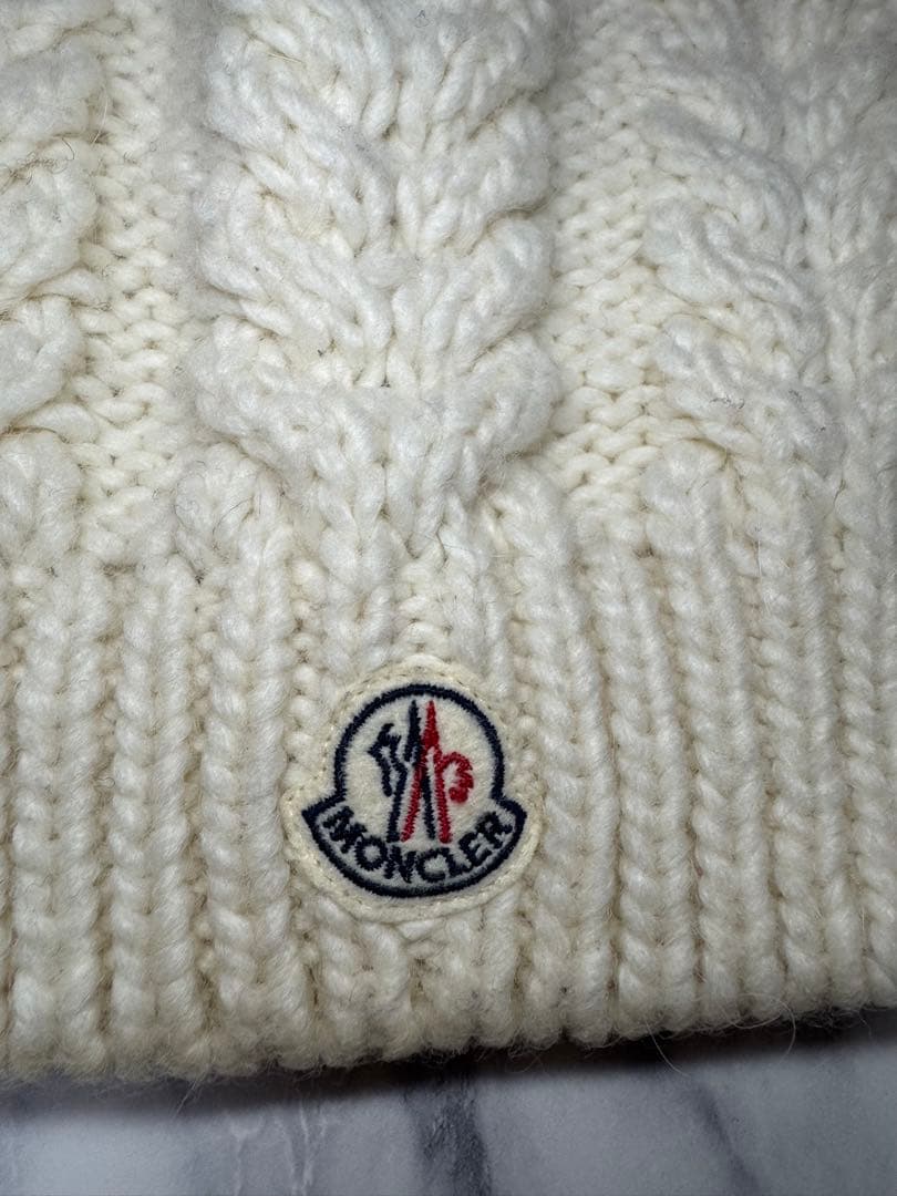 MONCLER ケーブル編み ニット帽 ポンポン付き