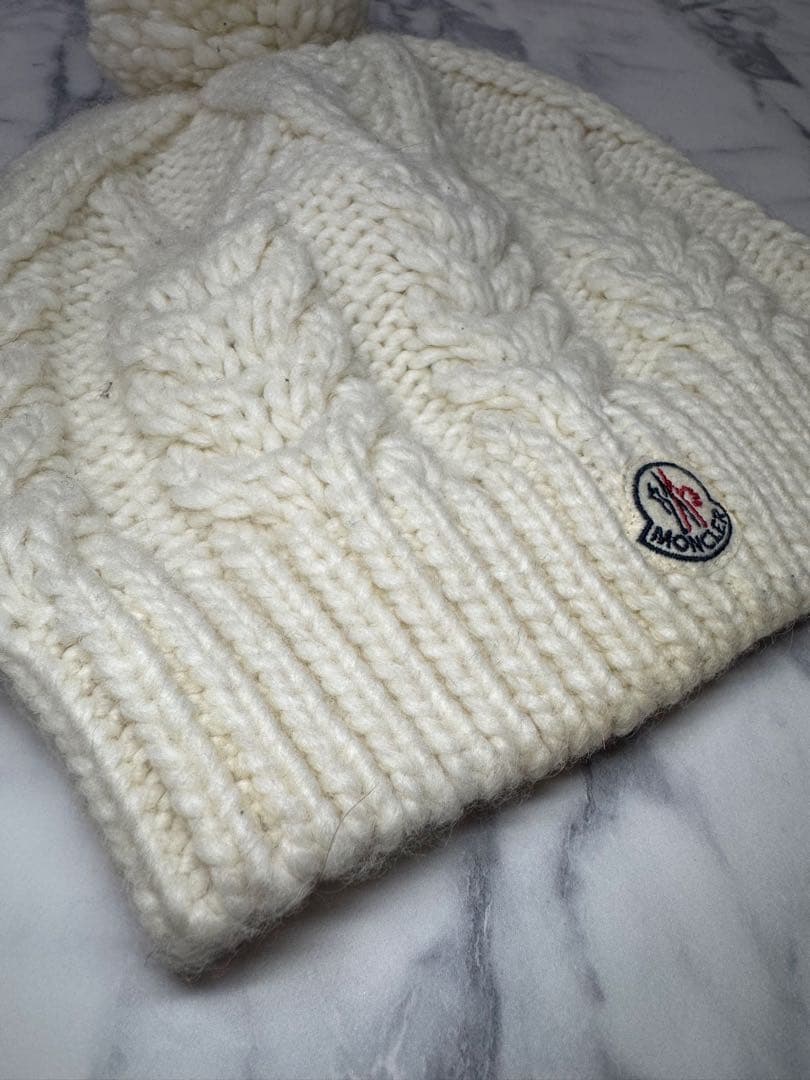 MONCLER ケーブル編み ニット帽 ポンポン付き