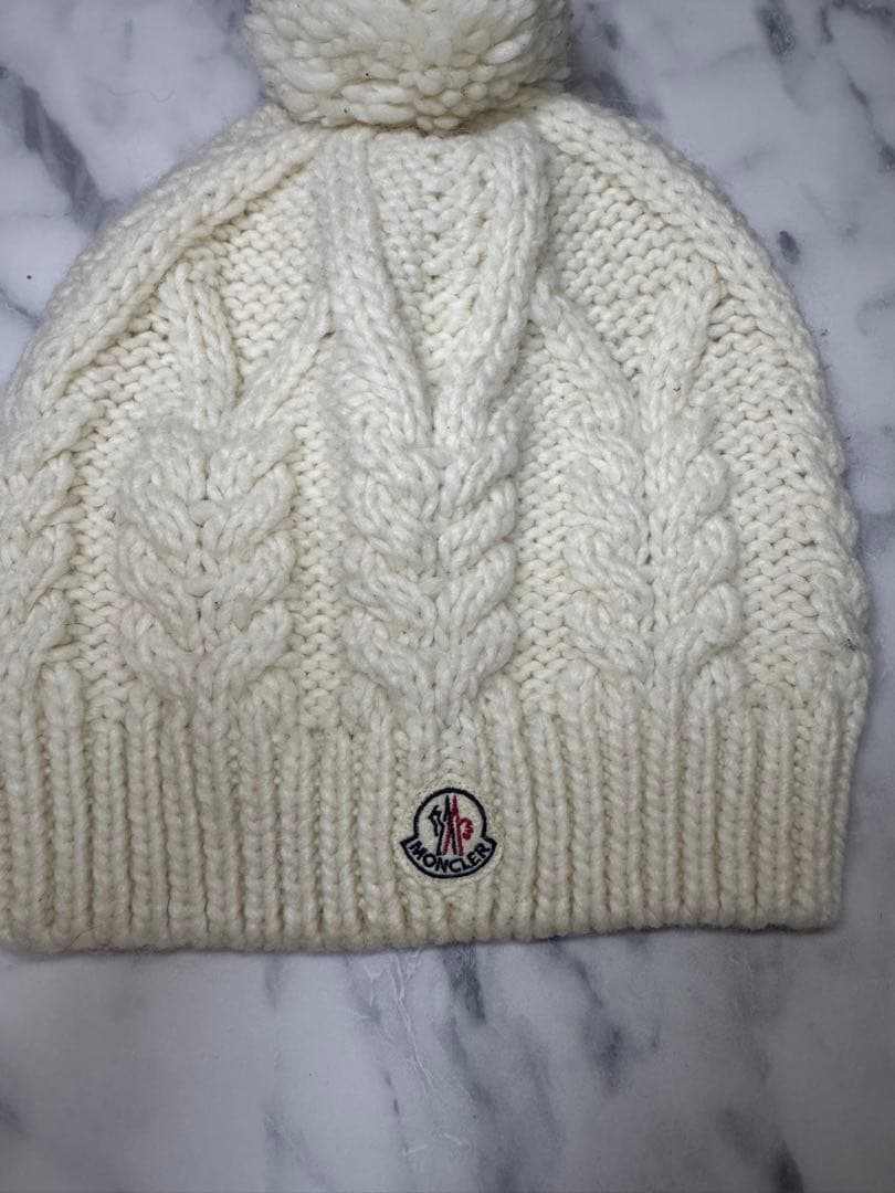 MONCLER ケーブル編み ニット帽 ポンポン付き