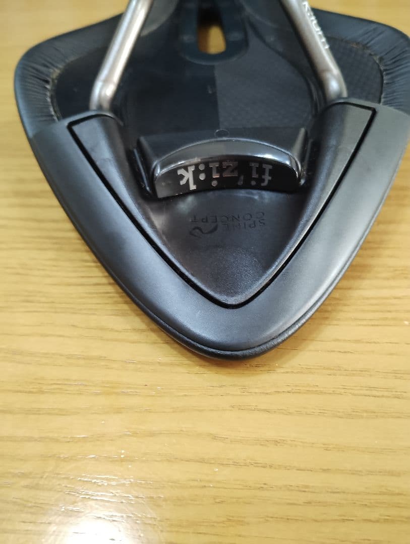 fizik ARIONE R3 サドル ブラック