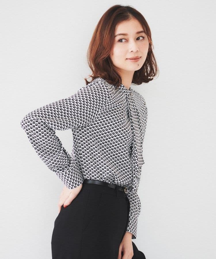 美品希少大きいサイズ48 アンタイトル　スクエア柄ラッフルブラウス