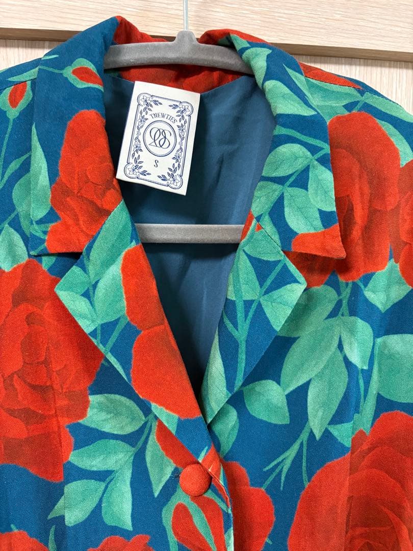 TNEWTIESトゥエンティーズ　お花畑でお昼寝　フラワーパターンドレスネイビー