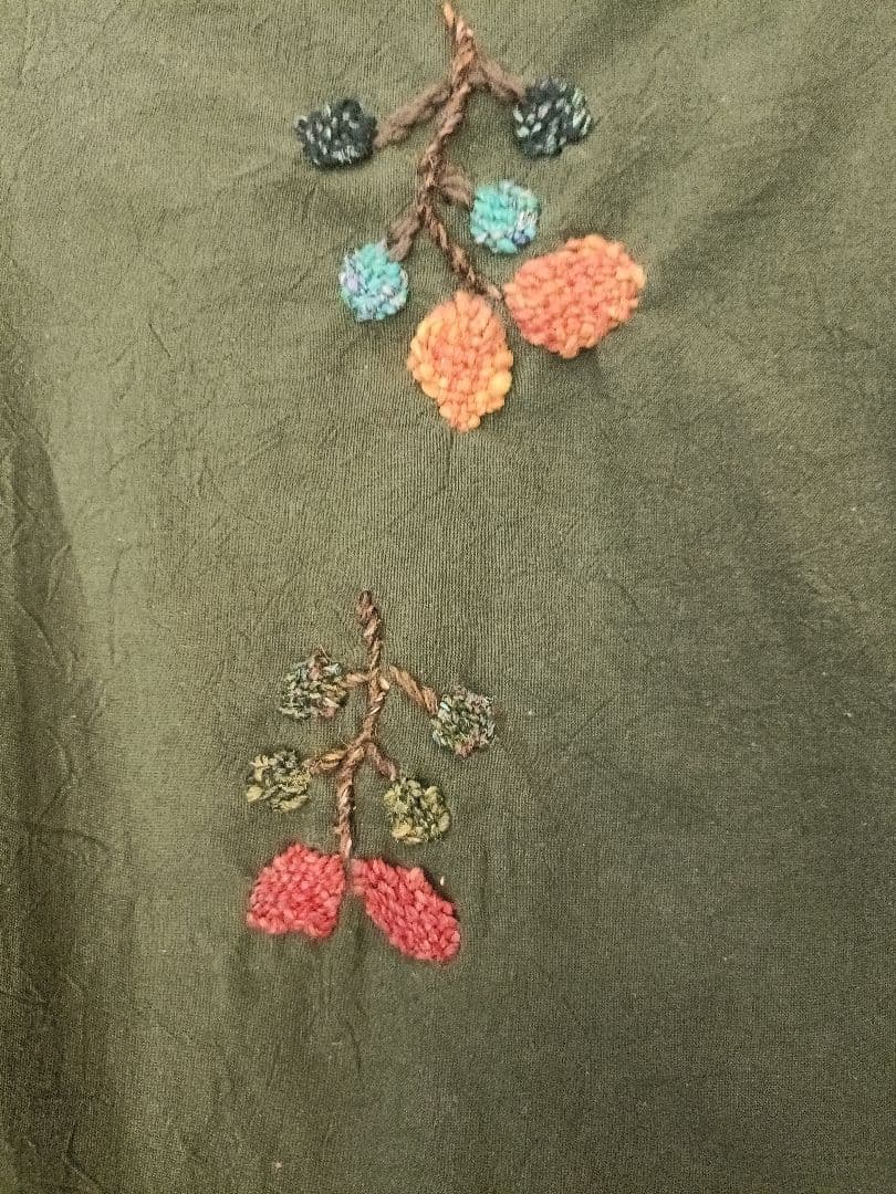 モスグリーンのダーニング刺繍入りワンピースです。サイズ巾58丈110可愛い❤