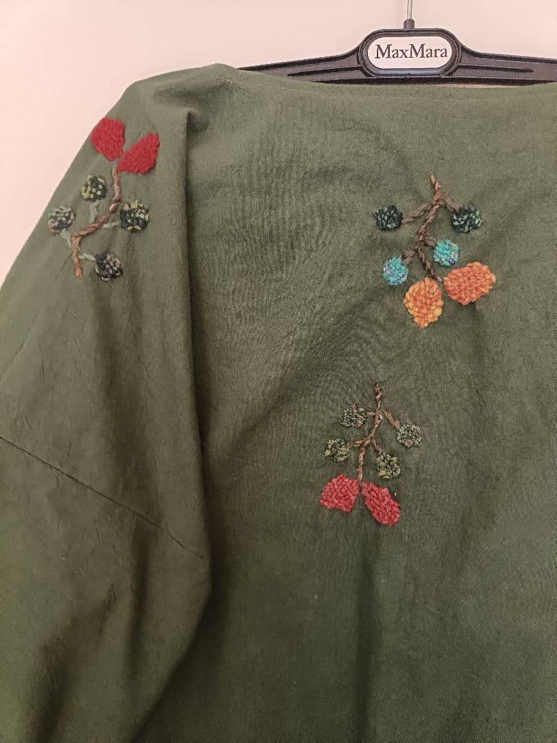 モスグリーンのダーニング刺繍入りワンピースです。サイズ巾58丈110可愛い❤