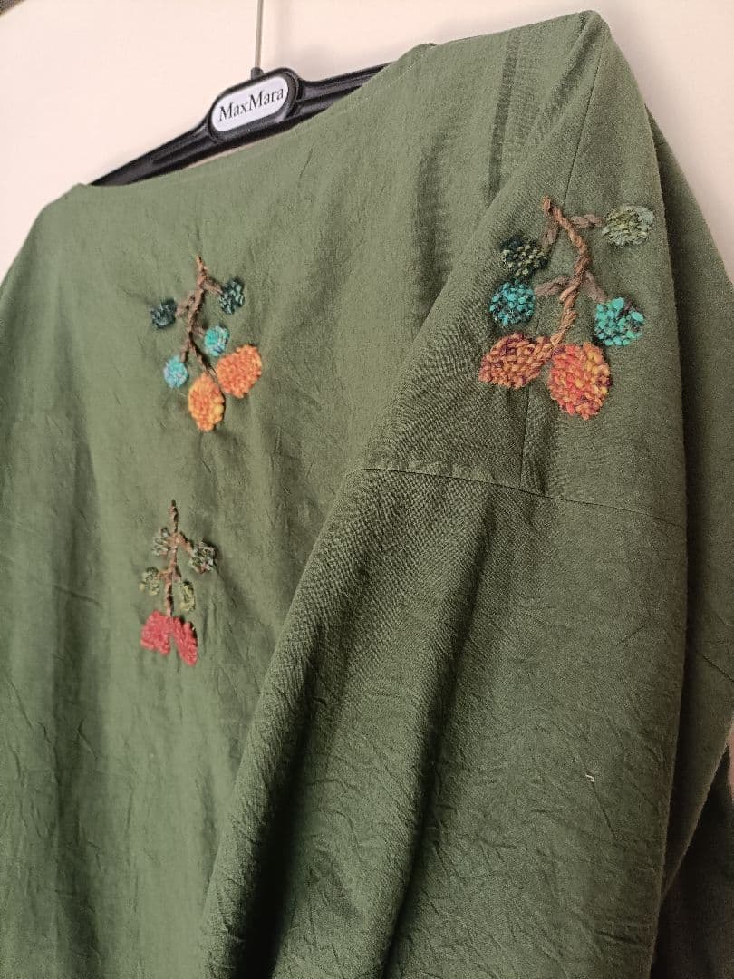 モスグリーンのダーニング刺繍入りワンピースです。サイズ巾58丈110可愛い❤