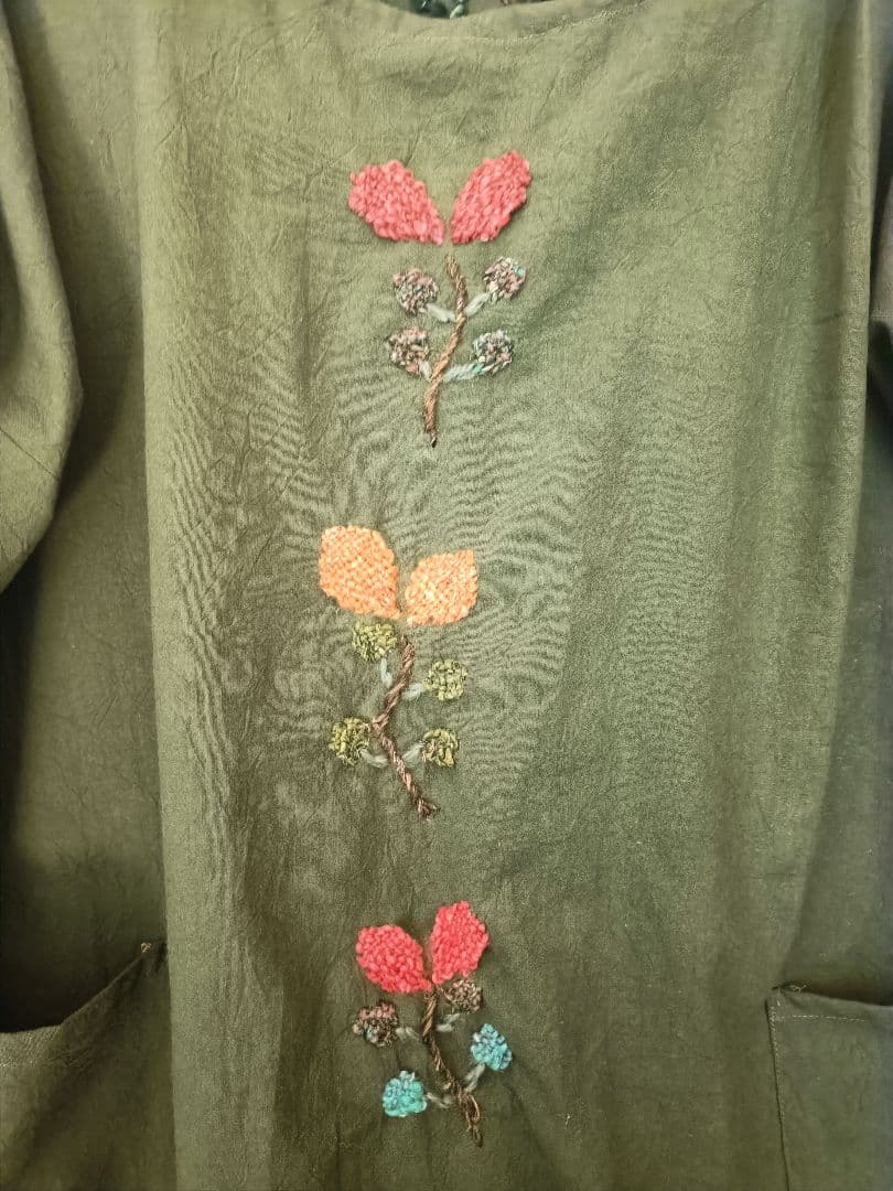 モスグリーンのダーニング刺繍入りワンピースです。サイズ巾58丈110可愛い❤