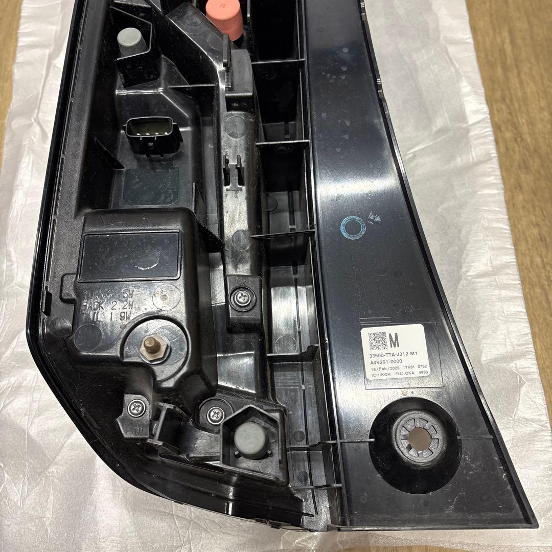 テールライト ホンダ　N BOX 6BA-JF3 33501-TTA-J01