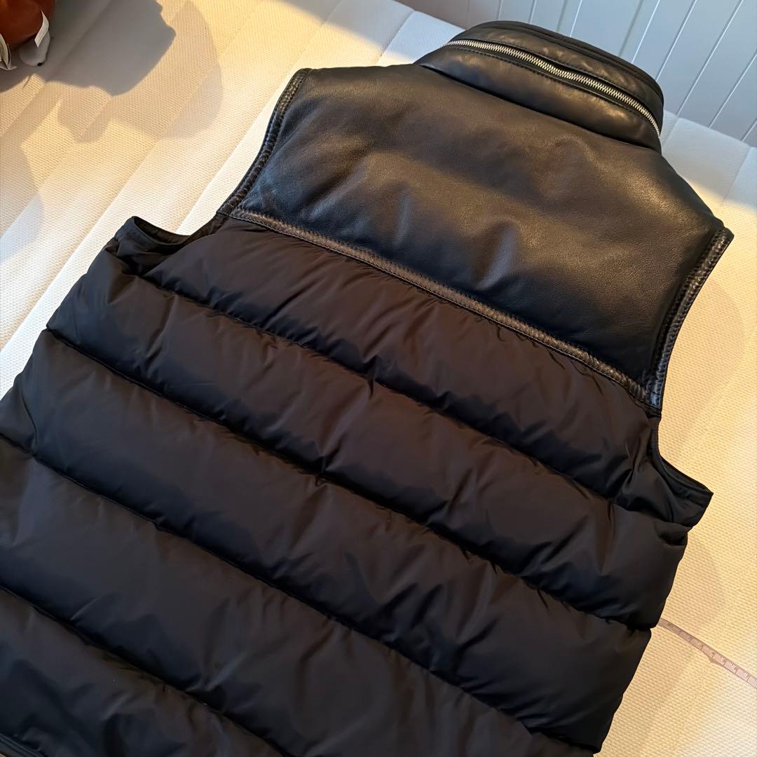 MONCLER ダウンベスト 黒　収納フード付