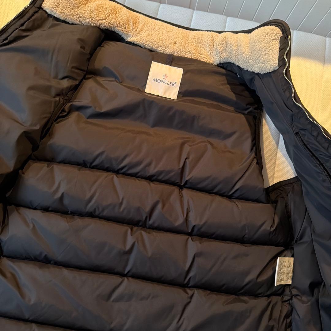 MONCLER ダウンベスト 黒　収納フード付