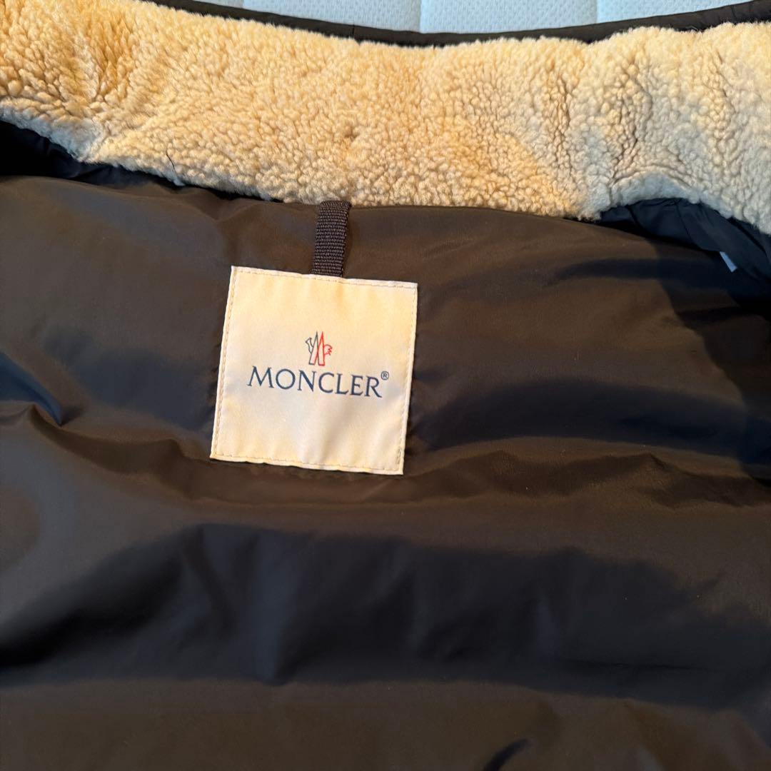 MONCLER ダウンベスト 黒　収納フード付