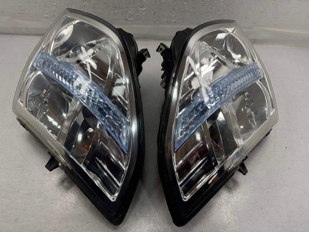 日産エルグランドE51 後期 HIDヘッドライ 左右セット 100-24852