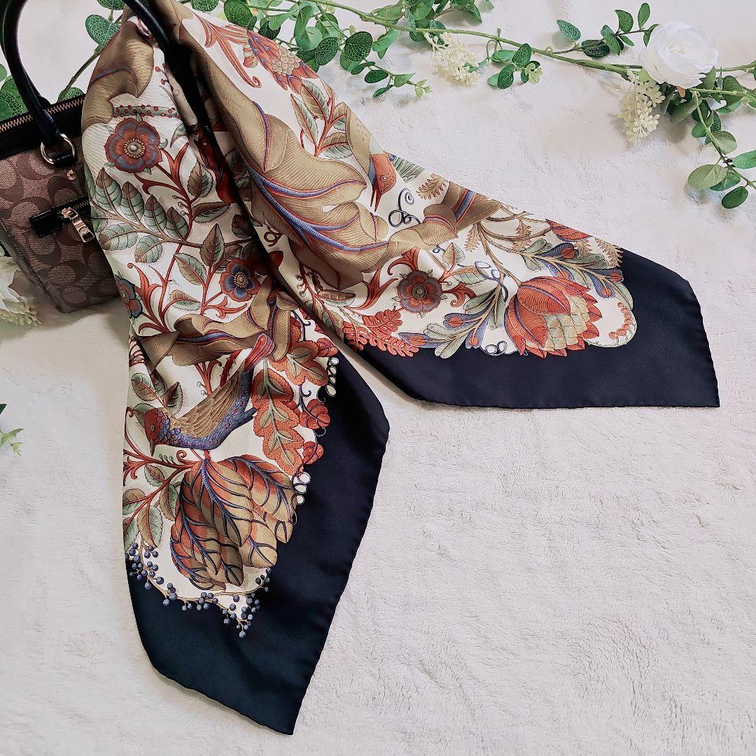 Salvatore Ferragamo　大判シルクスカーフ　ボタニカル花バード柄