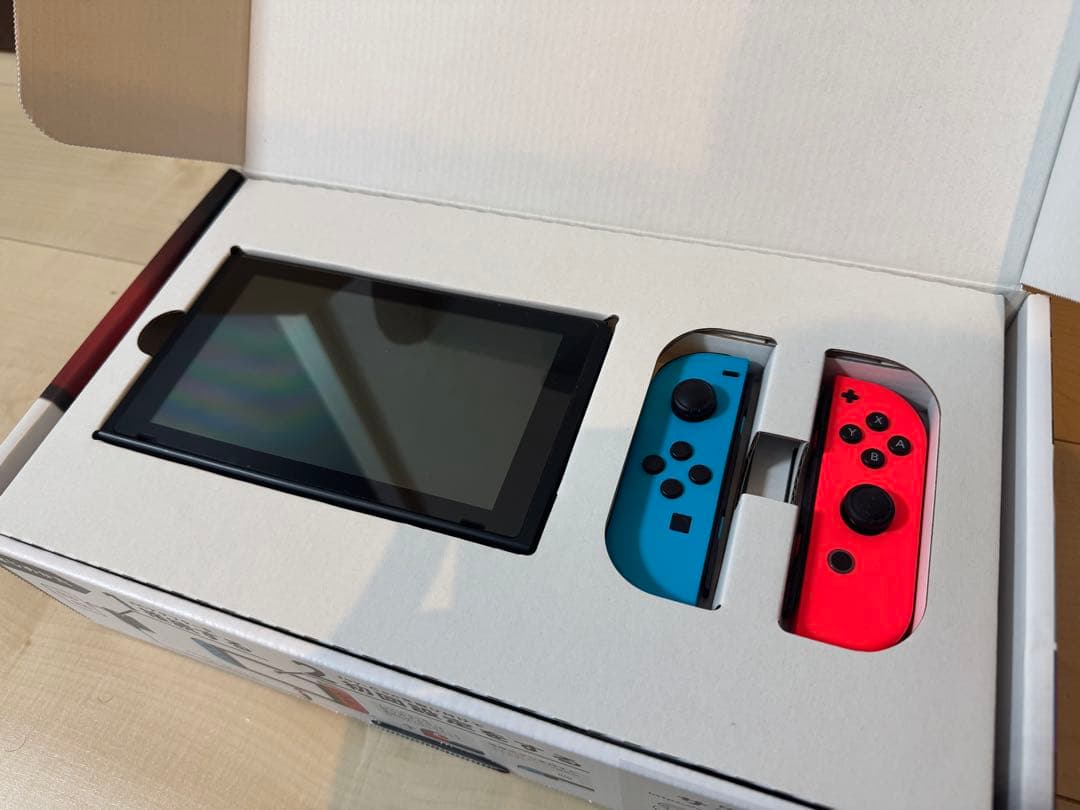 【美品／ケース•画面保護シール付】Nintendo Switch