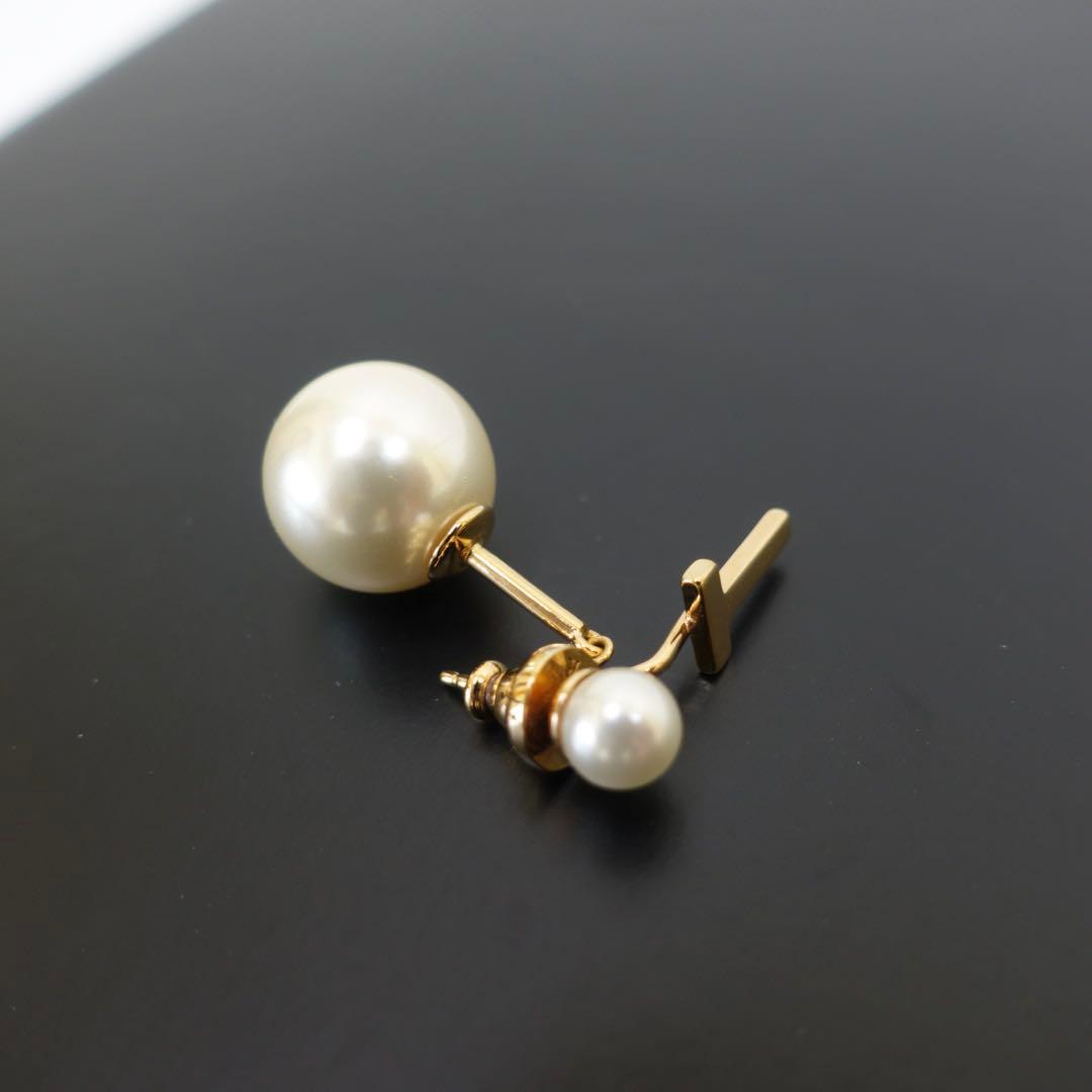 Dior ピアス　パール　Tロゴ　トライバルピアス　イニシャル