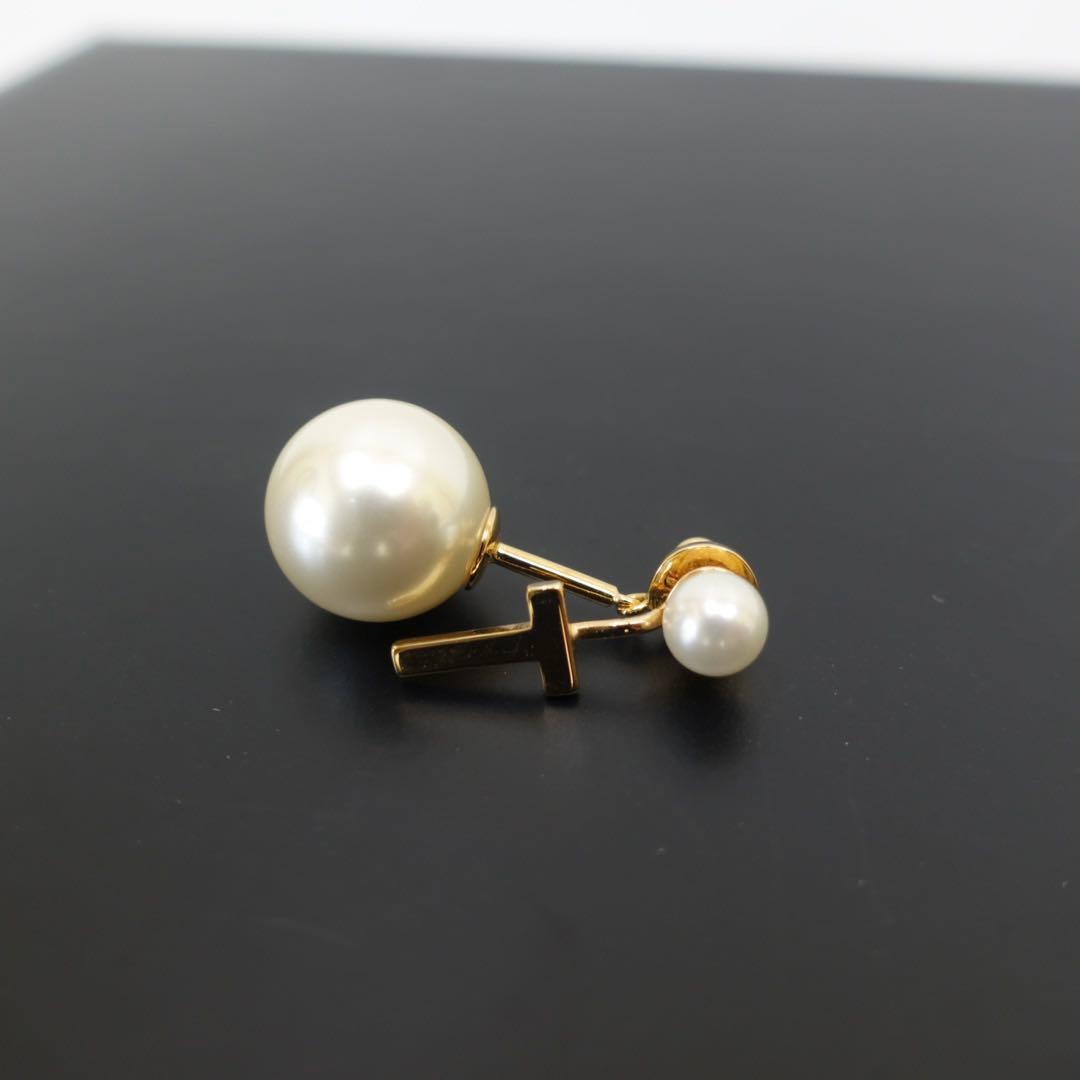 Dior ピアス　パール　Tロゴ　トライバルピアス　イニシャル