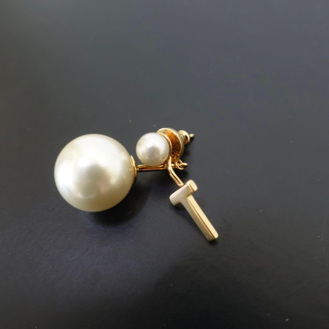 Dior ピアス　パール　Tロゴ　トライバルピアス　イニシャル