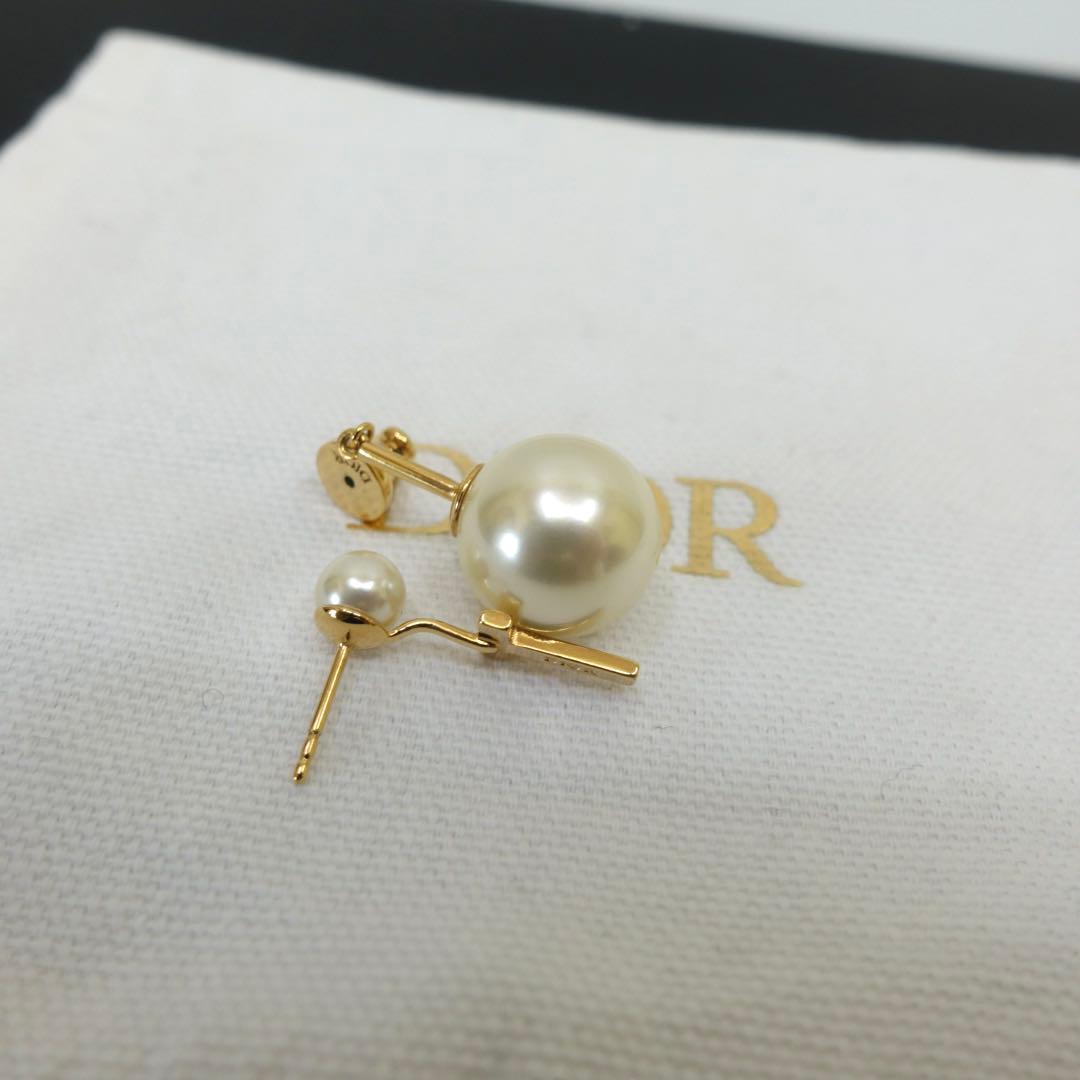 Dior ピアス　パール　Tロゴ　トライバルピアス　イニシャル