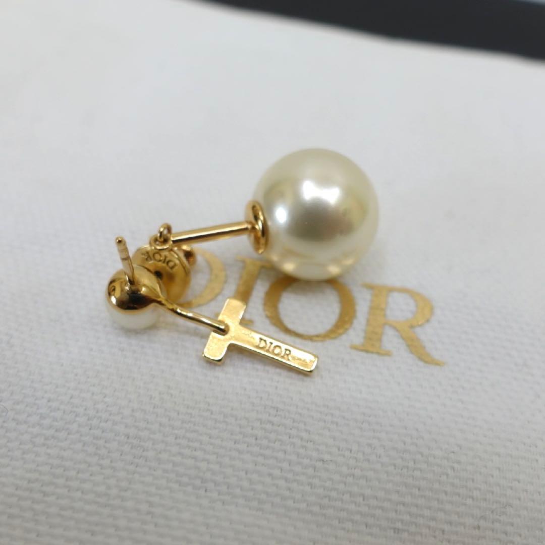 Dior ピアス　パール　Tロゴ　トライバルピアス　イニシャル