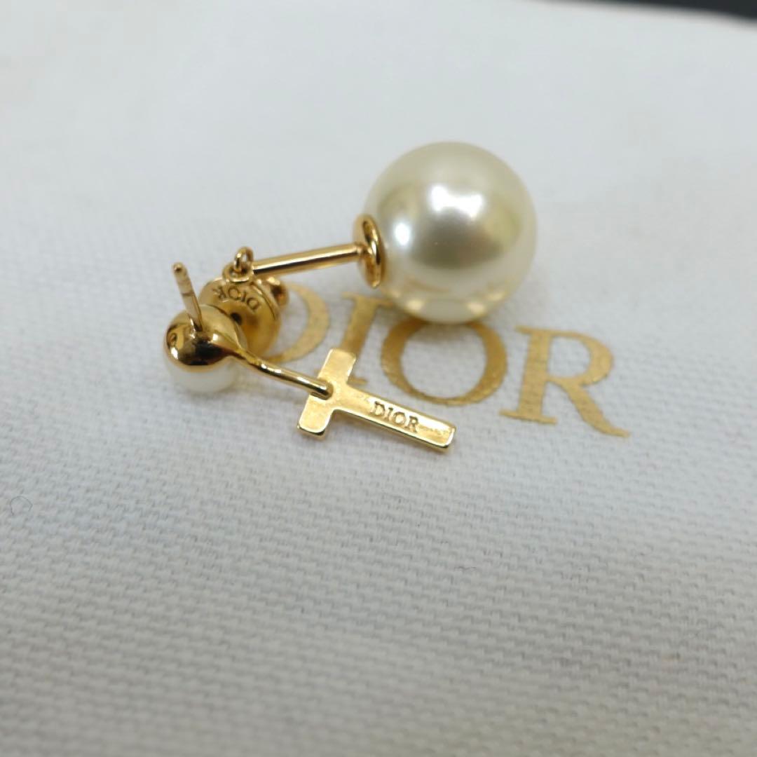 Dior ピアス　パール　Tロゴ　トライバルピアス　イニシャル