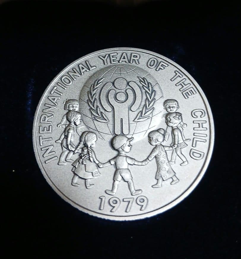 ヘ*ン様 【純銀】国際児童記念　1979年　純銀メダル　約39g　現状品