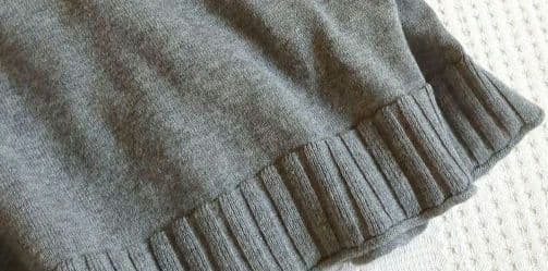 tumugu: グレー ノースリーブ薄手ニットベスト