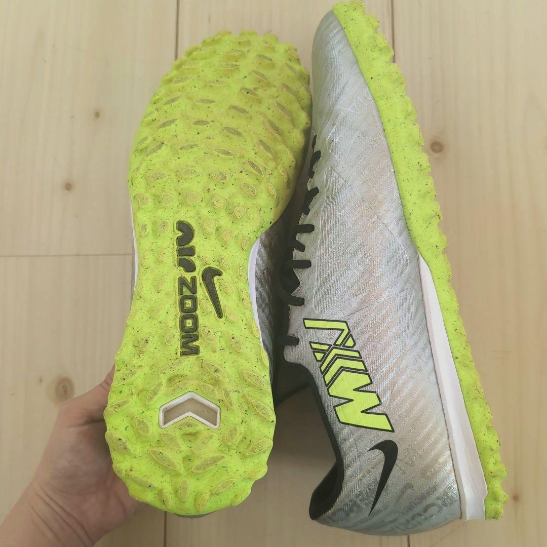 Nike サッカートレーニングシューズ シルバー/ライムグリーン