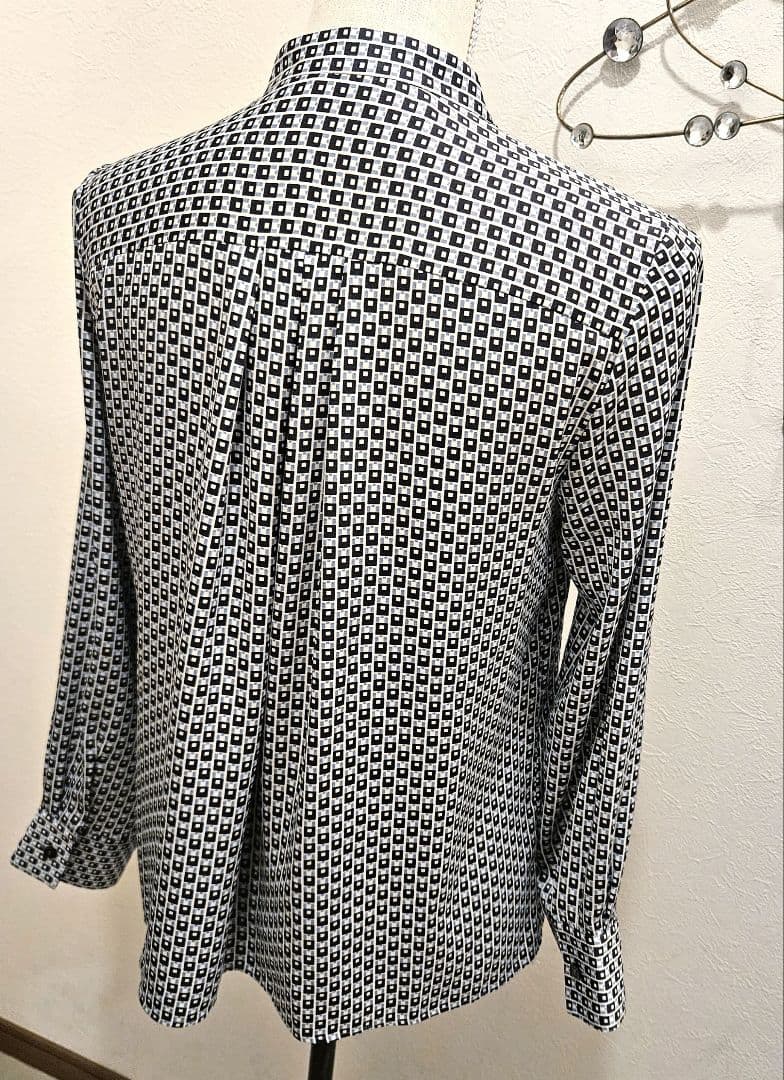 試着のみ✨アンタイトル25SS季完売品✨スクエア柄 ラッフルブラウス