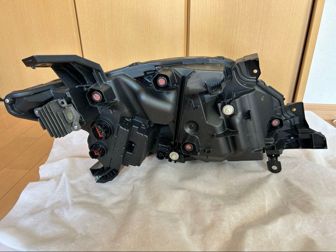 日産 C28セレナ 左ヘッドライト