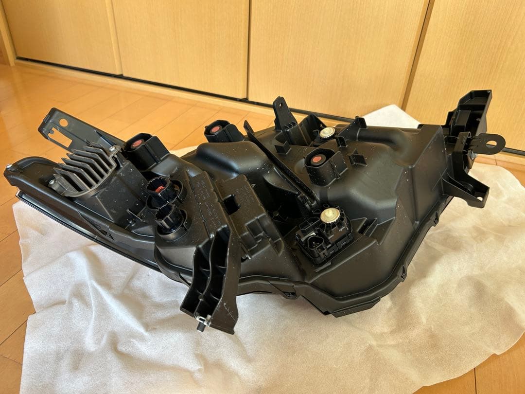 日産 C28セレナ 左ヘッドライト