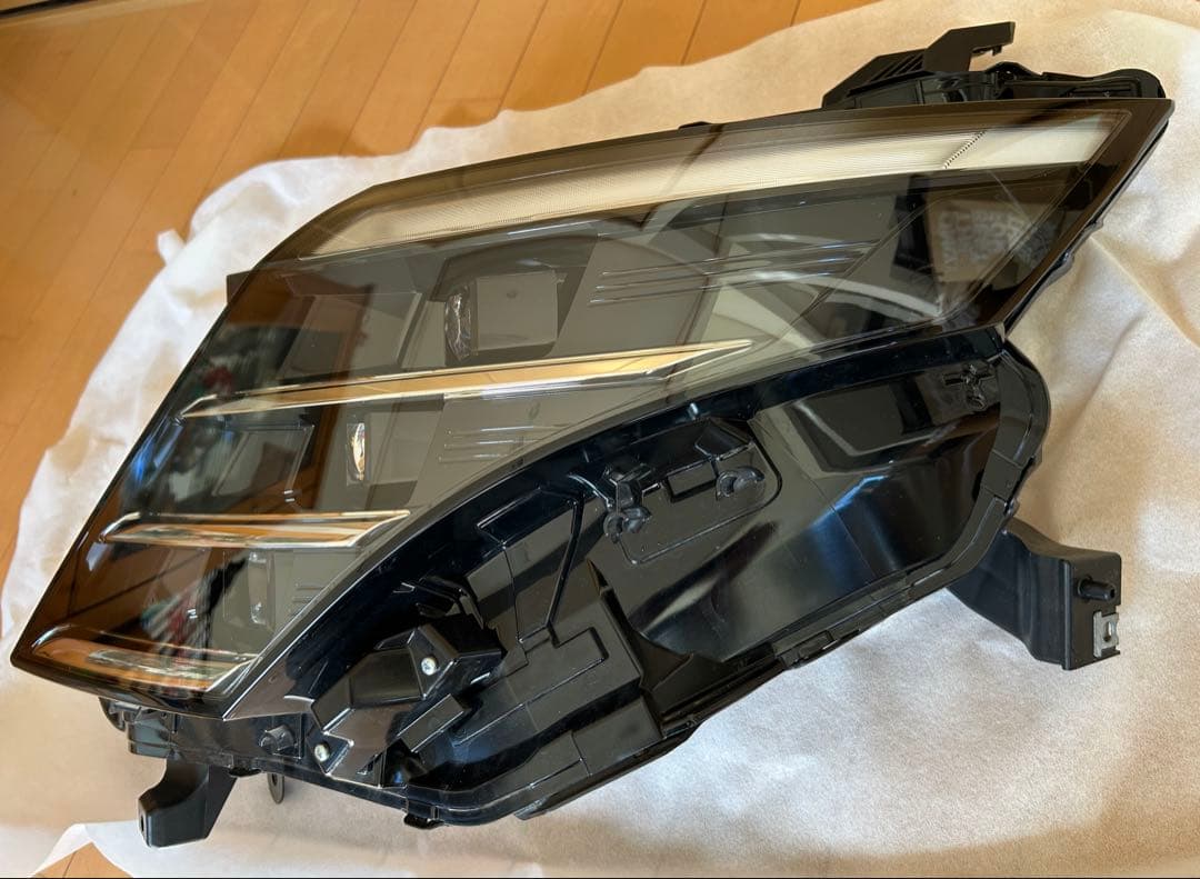 日産 C28セレナ 左ヘッドライト