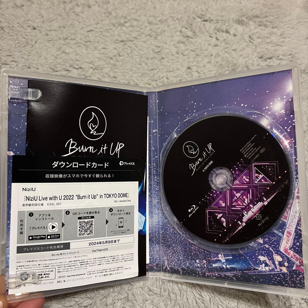 NiziU/NiziU Live with U 2022\"\"Burn it U…