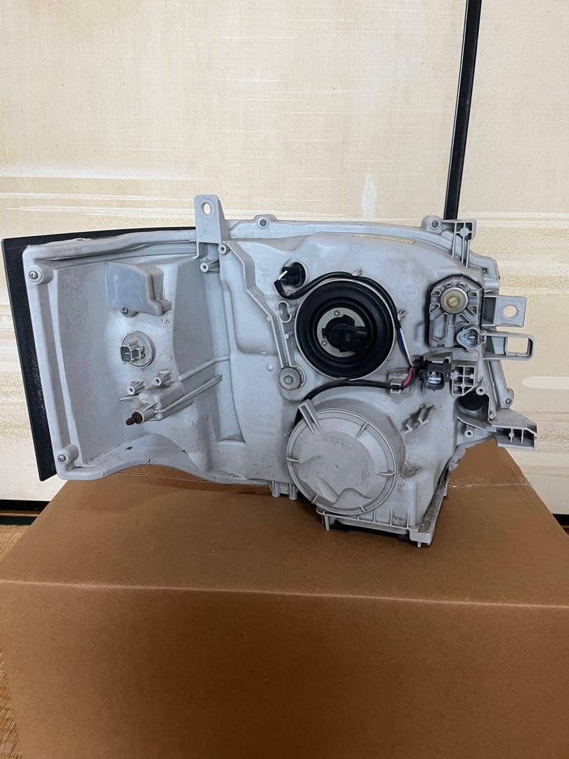 ハイエース3型純正HIDヘッドライト