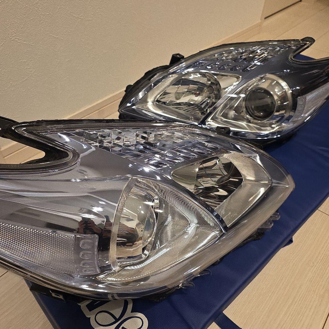 30 プリウス　前期　純正ヘッドライト　美品　左右セット