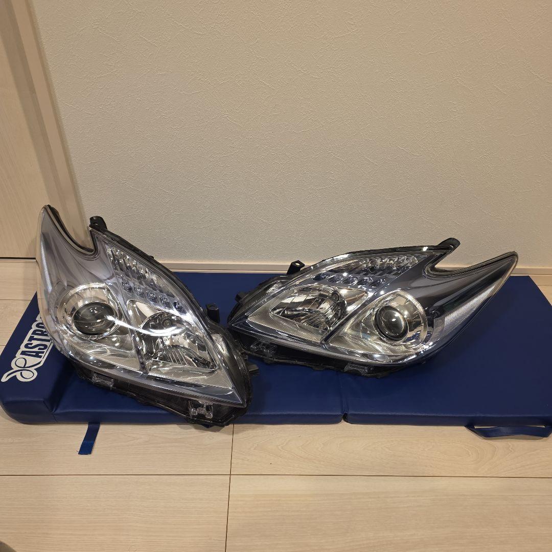 30 プリウス　前期　純正ヘッドライト　美品　左右セット