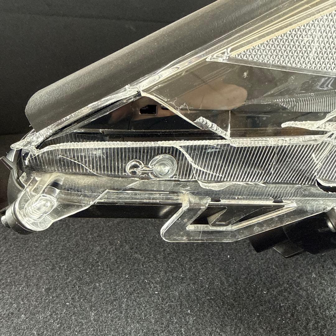 佐*藤様 LED AXAH54 RAV4ハイブリッド 右 ヘッドライト ジャンク