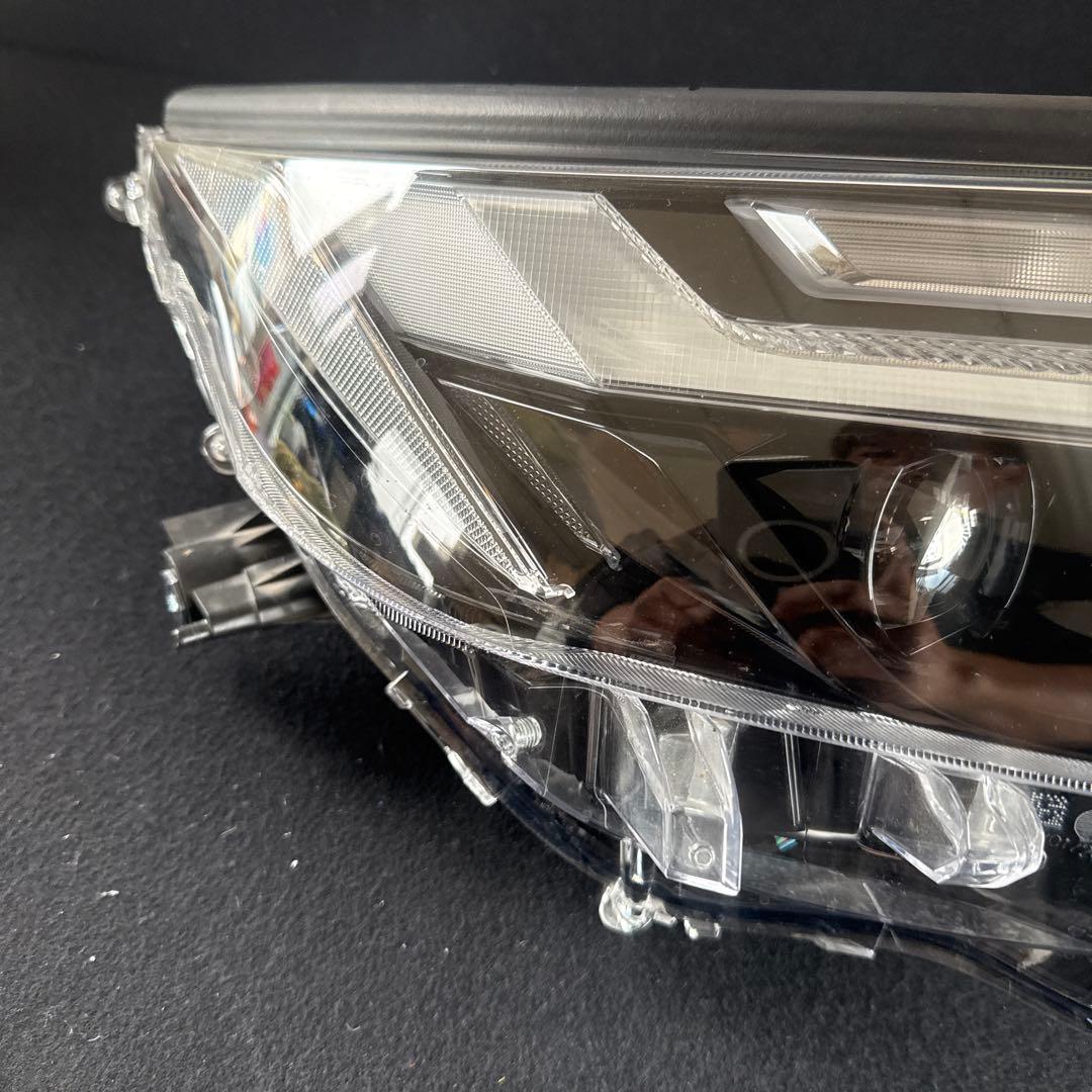 佐*藤様 LED AXAH54 RAV4ハイブリッド 右 ヘッドライト ジャンク