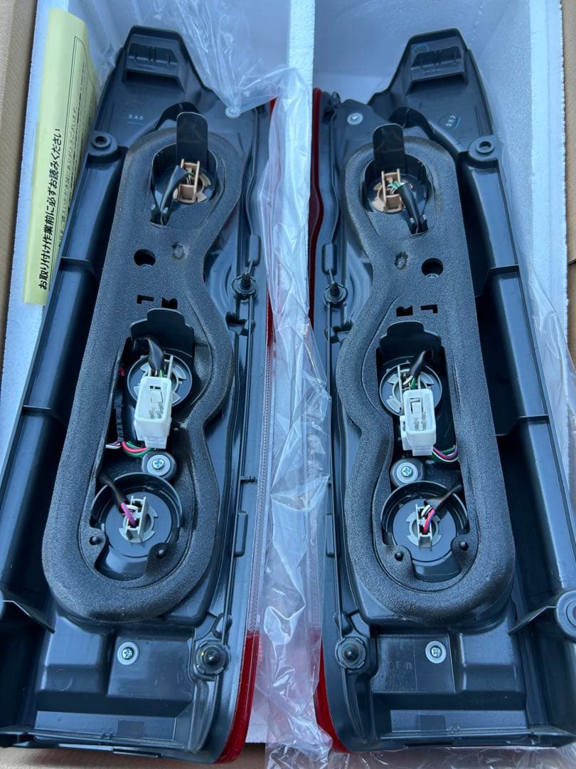 ハイエース　9型純正テール　新車外し