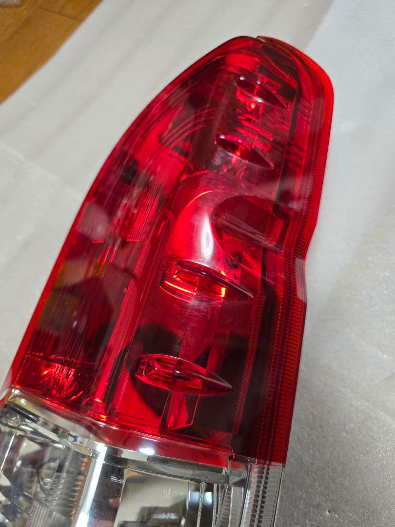 ハイエース 200系 テールライト 純正 TOYOTA 右用 ¹²